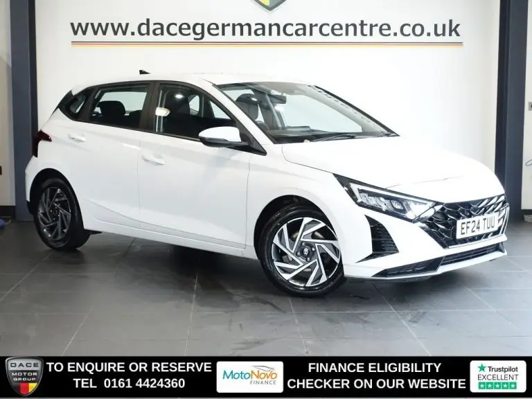 Used 2024 WHITE HYUNDAI I20 Hatchback 1.0 T-GDi Advance Hatchback 5dr Petrol DCT Euro 6 (s/s) (100 ps) PETROL (reg. 2024-05-30) (Automatic) for sale in Stockport
