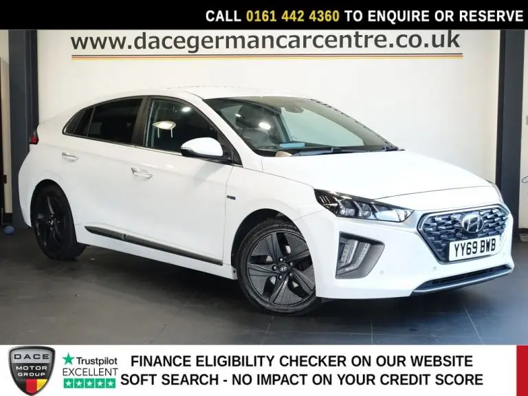 Used 2019 WHITE HYUNDAI IONIQ Hatchback 1.6 h-GDi GPF Premium SE Hatchback 5dr Petrol Hybrid DCT Euro 6 (s/s) (141 ps) PETROL HYBRID (reg. 2019-09-30) (Automatic) for sale in Stockport